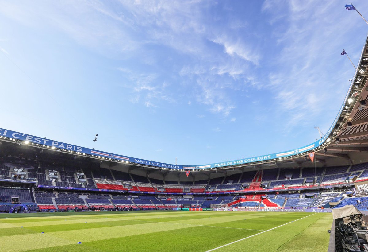 ActuL1_'s tweet photo. 🚨🚨 LE PSG PRÉPARE UN PARC DES PRINCES À 70 000 PLACES ! 🏟️❤️💙

Le projet prévoit de reconstruire entièrement l’intérieur du stade tout en conservant les éléments de béton et les 50 portiques emblématiques.

Les tribunes seraient agrandies avec un possible troisième niveau et un toit rétractable.

(@le_Parisien via @MegaPSG_)