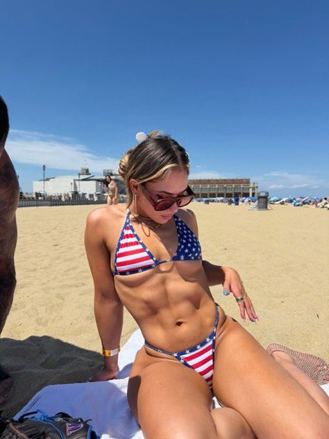 MAMILolarp's tweet photo. Sex on the beach? 😈 https://t.co/dWlGvrtUef