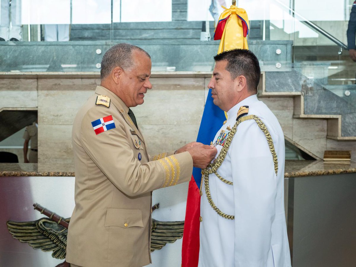 MDefensaRD's tweet photo. Condecoración del coronel de Infantería de Marina José de Jesús Gómez Castellanos, de la @ArmadaColombia, con la Orden al Mérito Naval, Medalla al Servicio Distinguido en su Segunda Categoría. https://t.co/d99u1xg95n