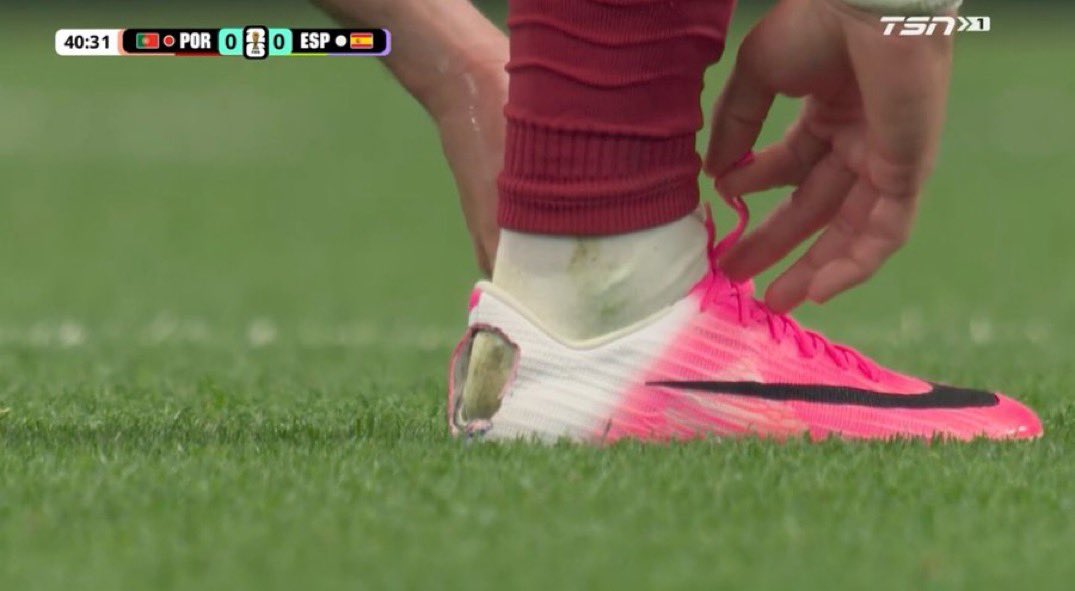 Rmadonyfc_'s tweet photo. You can’t tell me FIFA aren’t doing their best to kick Portugal out of this World Cup.

How was this not a red card? https://t.co/NHAvhxh1A0