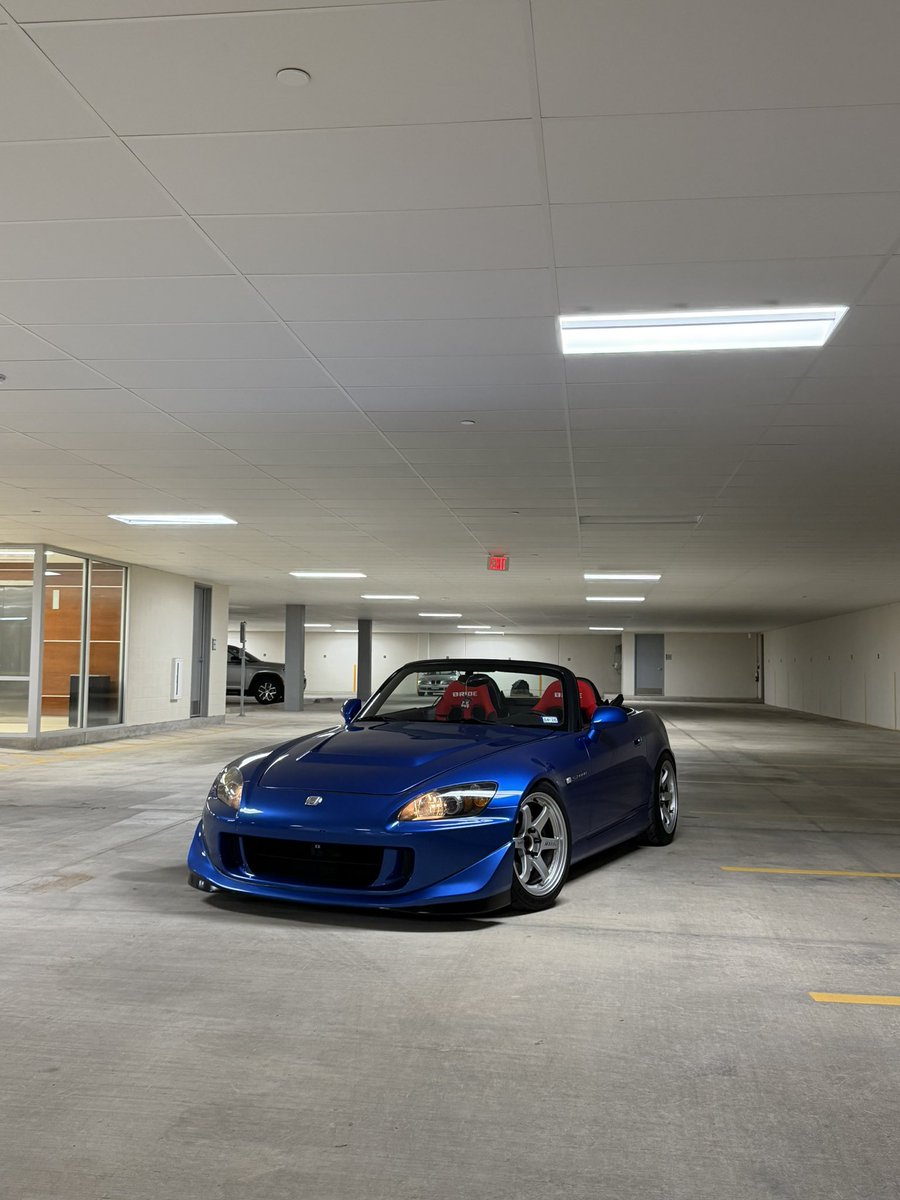 universxll's tweet photo. Never seen a garage with an office ceiling https://t.co/1ZMeoIDGU2