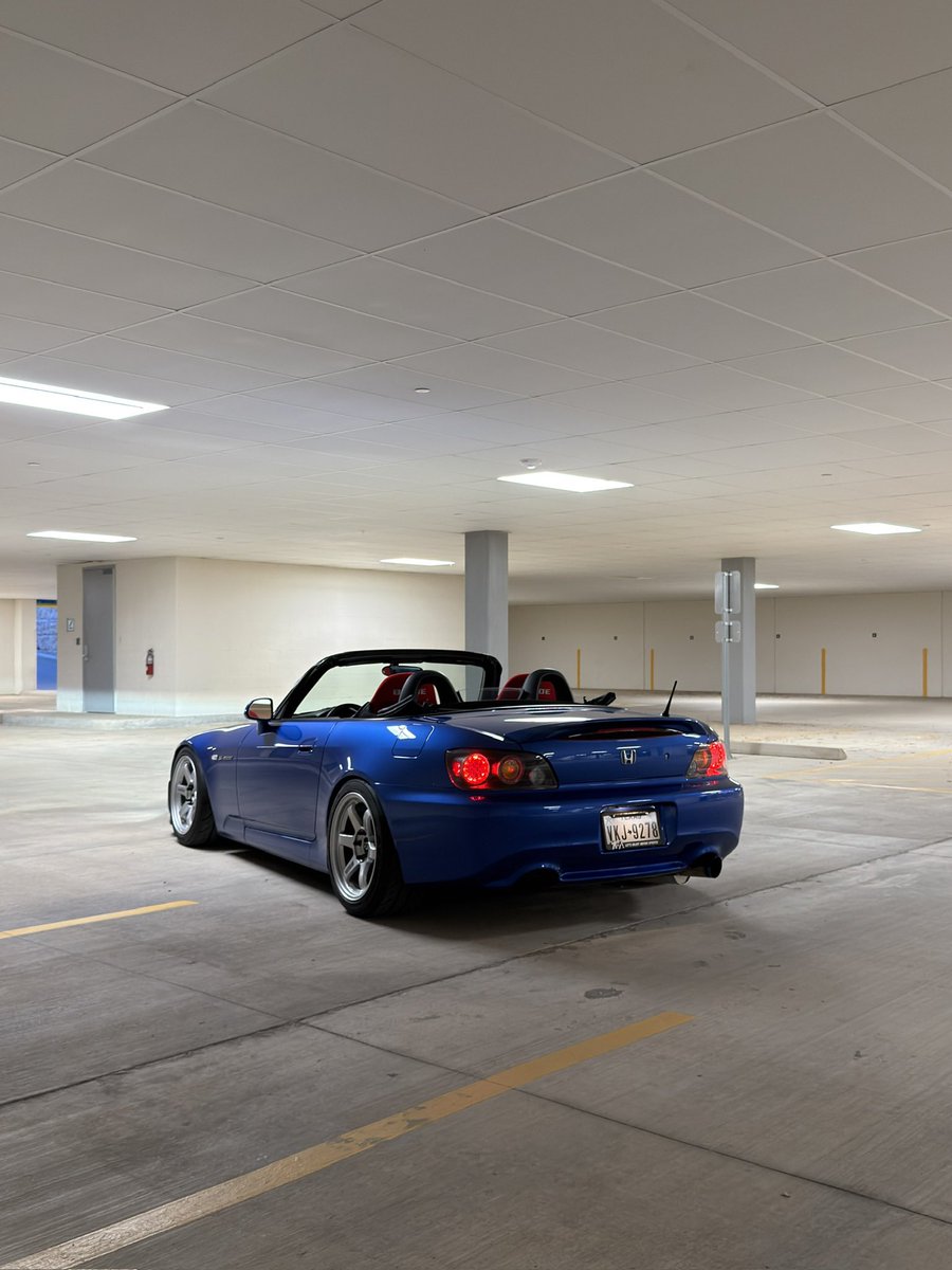 universxll's tweet photo. Never seen a garage with an office ceiling https://t.co/1ZMeoIDGU2