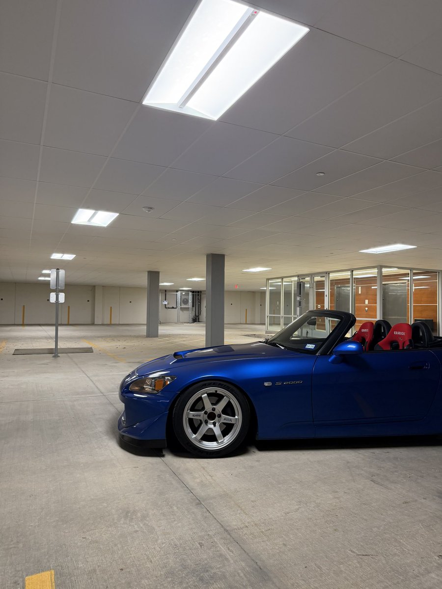 universxll's tweet photo. Never seen a garage with an office ceiling https://t.co/1ZMeoIDGU2