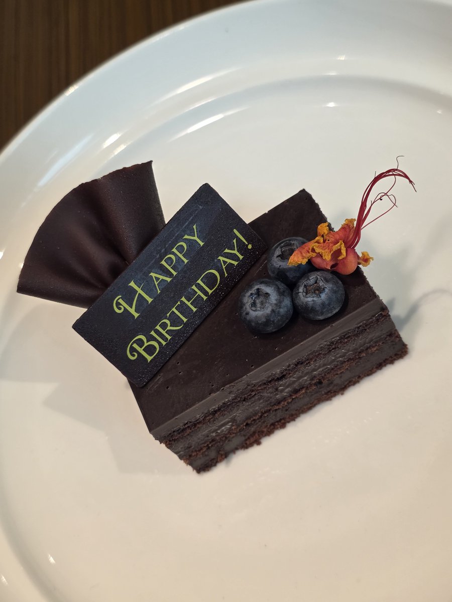 saenee_JAY's tweet photo. 안녕하세요 오랜만입니다
해외에서 생일을 맞이한 1인입니다
감사합니다 행복한 하루 보내세요🫧
(사진은 호텔 케이크...) https://t.co/UbpX5sT4sT