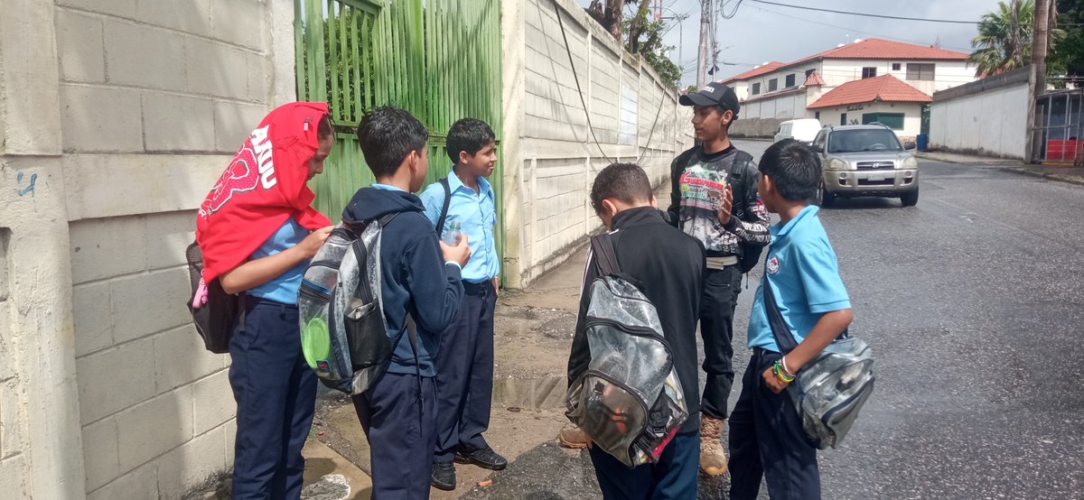 GUARDEAM's tweet photo. Hoy 06-07-2026 realizamos contactos en instituciones educativas, cercanas al parque del este de Barquisimeto. Alférez Jesús Pérez, realizando promoción a estudiantes del Liceo Alirio Ugarte Pelayo. #LiceoAlirioUgartePelayo #guardeam #BGPVV #guardaparques https://t.co/3zU5edU5ef