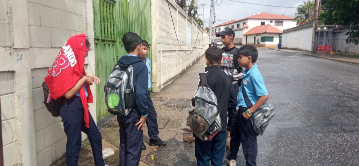 GUARDEAM's tweet photo. Hoy 06-07-2026 realizamos contactos en instituciones educativas, cercanas al parque del este de Barquisimeto. Alférez Jesús Pérez, realizando promoción a estudiantes del Liceo Alirio Ugarte Pelayo. #LiceoAlirioUgartePelayo #guardeam #BGPVV #guardaparques https://t.co/3zU5edU5ef