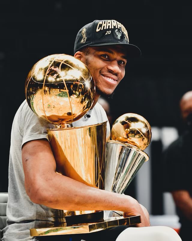 TrashTalk_fr's tweet photo. 🚨 Les Bucks vont retirer le maillot de Giannis Antetokounmpo, selon @JWeinbachNBA ! 

Légende pour toujours à Milwaukee ❤️ https://t.co/zQ2NIYBdpk