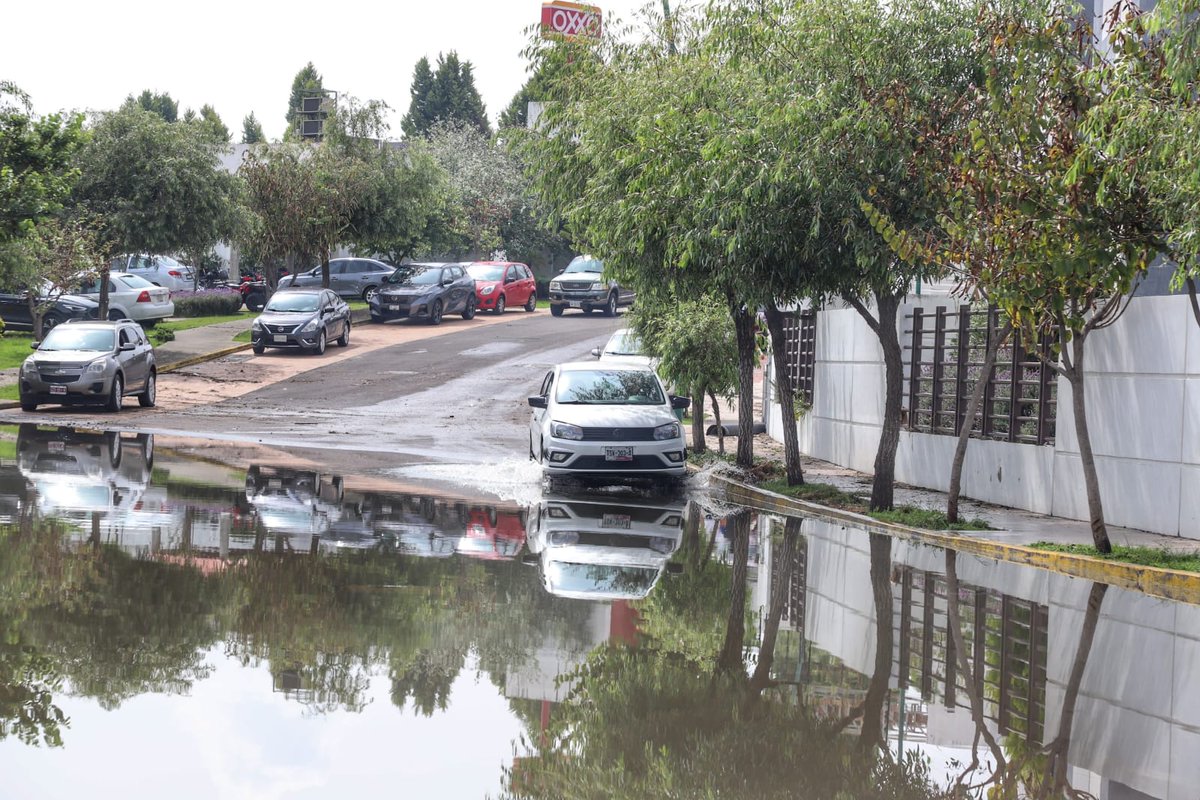 Milenio_Puebla's tweet photo. 🔴El desbordamiento de la planta tratadora de  aguas residuales y el colapso de un vaso regulador en Huejotzingo, provocaron una fuerte corriente que arrastró vehículos, derribó una barda e inundó varias  viviendas.

📸 @Isahmar_Torres 
📲 https://t.co/ppPLOUsRa0 https://t.co/fBifiCEdgF