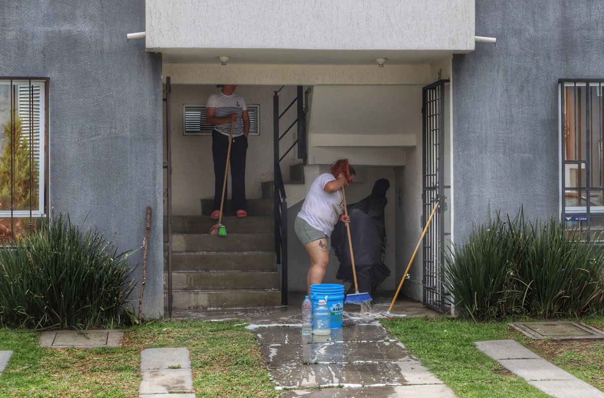 Milenio_Puebla's tweet photo. 🔴El desbordamiento de la planta tratadora de  aguas residuales y el colapso de un vaso regulador en Huejotzingo, provocaron una fuerte corriente que arrastró vehículos, derribó una barda e inundó varias  viviendas.

📸 @Isahmar_Torres
📲 https://t.co/ppPLOUsRa0 https://t.co/cKiDFGlnwl