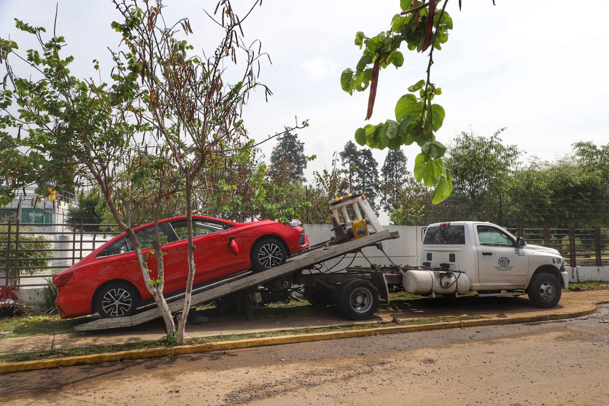 Milenio_Puebla's tweet photo. 🔴El desbordamiento de la planta tratadora de  aguas residuales y el colapso de un vaso regulador en Huejotzingo, provocaron una fuerte corriente que arrastró vehículos, derribó una barda e inundó varias  viviendas.

📸 @Isahmar_Torres
📲 https://t.co/ppPLOUsRa0 https://t.co/cKiDFGlnwl