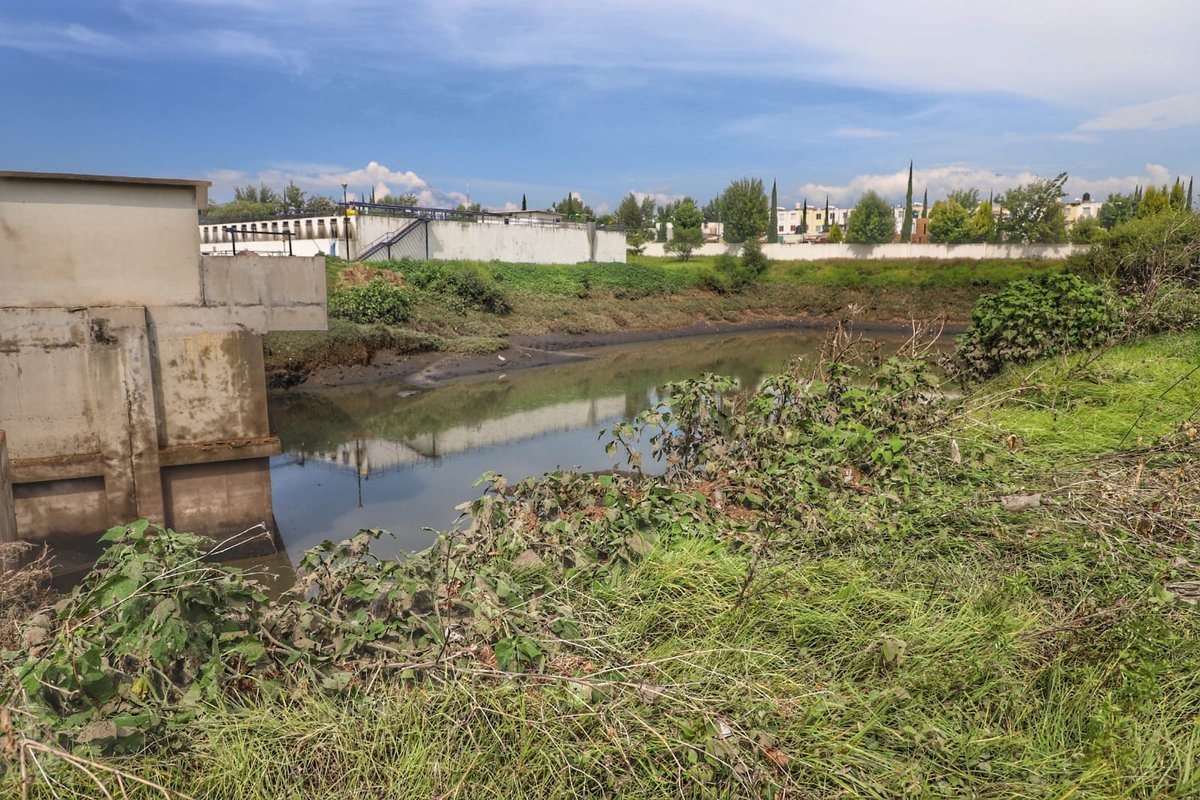 Milenio_Puebla's tweet photo. 🔴El desbordamiento de la planta tratadora de  aguas residuales y el colapso de un vaso regulador en Huejotzingo, provocaron una fuerte corriente que arrastró vehículos, derribó una barda e inundó varias  viviendas.

📸 @Isahmar_Torres
📲 https://t.co/ppPLOUsRa0 https://t.co/cKiDFGlnwl