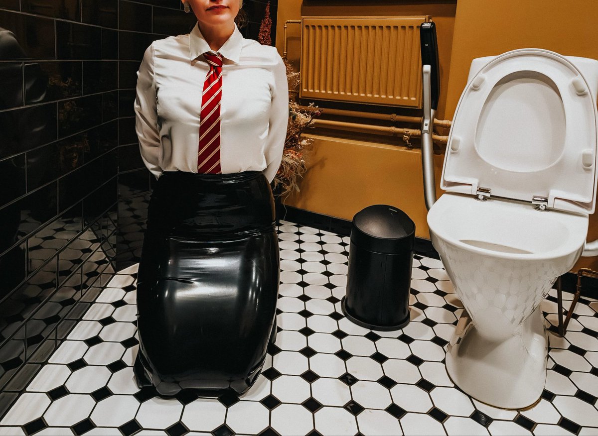 Courier4Caesar's tweet photo. @RaiderZoe You're so right!

*Her position shifted, so that now she was politely and properly set up next to the toilet like a good flushslut.~♡* https://t.co/025wuRLTze