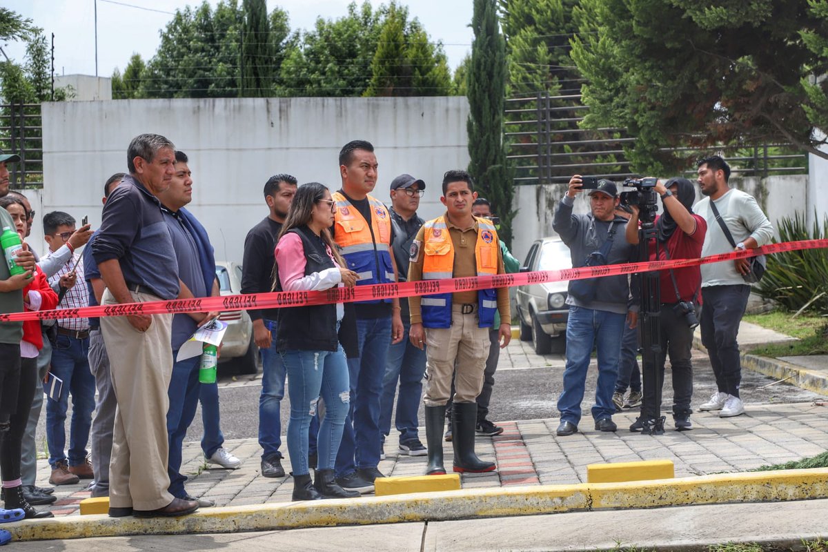 Milenio_Puebla's tweet photo. 🔴El desbordamiento de la planta tratadora de  aguas residuales y el colapso de un vaso regulador en Huejotzingo, provocaron una fuerte corriente que arrastró vehículos, derribó una barda e inundó varias  viviendas.

📸 @Isahmar_Torres
📲 https://t.co/ppPLOUsRa0 https://t.co/cKiDFGlnwl