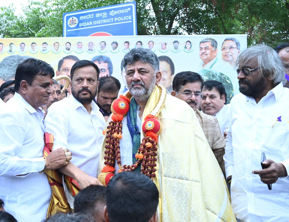 MLCvijaysingh's tweet photo. ಶರಣರ ನಾಡು ಬಸವಕಲ್ಯಾಣಕ್ಕೆ ಇಂದು ಮಾನ್ಯ ಮುಖ್ಯಮಂತ್ರಿಗಳು ಸನ್ಮಾನ್ಯ ಶ್ರೀ @DKShivakumar ಹಾಗೂ ಉಪಮುಖ್ಯಮಂತ್ರಿಗಗಳು ಸನ್ಮಾನ್ಯ ಶ್ರೀ @DrParameshwara ಅವರಿಗೆ ಅದ್ಧೂರಿ ಸ್ವಾಗತ ಮಾಡಿಕೊಂಡು ಸಮಸ್ತ ಬಸವಕಲ್ಯಾಣ ಮಹಾ ಜನತೆಯ ಪರವಾಗಿ ಸನ್ಮಾನಿಸಲಾಯಿತು ಹಾಗೂ ನಗರದ ಶ್ರೀ ಮಹರ್ಷಿ ವಾಲ್ಮೀಕಿ ಚೌಕ್,ಶ್ರೀ ಛತ್ರಪತಿ ಶಿವಾಜಿ ಮಹಾರಾಜ, ,ಶ್ರೀ ಮಡಿವಾಳ ಮಾಚಿದೇವರು,ಭಾರತ ರತ್ನ ಡಾ. ಬಿ.ಆರ್. ಅಂಬೇಡ್ಕರ್, ಜಗಜ್ಯೋತಿ ಬಸವೇಶ್ವರ ಹಾಗೂ ಮಹಾತ್ಮ ಬೊಮ್ಮಗೊಂಡೇಶ್ವರರ ಹಾಗೂ ಇತರ ಮಹಾಪುರುಶರ ಪ್ರತಿಮೆಗಳಿಗೆ ಮಾಲಾರ್ಪಣೆ ಮಾಡಿ ಗೌರವ ನಮನ ಸಲ್ಲಿಸಿ ಶ್ರೀ ಬಸವೇಶ್ವರ ದೇವಸ್ಥಾನಕ್ಕೆ ಭೇಟಿ ನೀಡಿ ದರ್ಶನ ಪಡೆದು ಹಜರತ್ ತಾಜುದ್ದೀನ್ ಬಾಬಾ (ಆರ್.ಎ.) ಅಲ್ ಮಾರುಫ್ ರಾಜಾ ಬಾಗ್‌ಸವಾರ್ ದರ್ಗಾಕ್ಕೆ ಭೇಟಿ ನೀಡಿ ಪ್ರಾರ್ಥನೆ ಸಲ್ಲಿಸಲಾಯಿತು.ಈ ವೇಳೆ ಜಿಲ್ಲಾ ಉಸ್ತುವಾರಿ ಸಚಿವರು ಶ್ರೀ ಈಶ್ವರ್ ಖಂಡ್ರೆ ರವರು,ಶ್ರೀ ಶರಣಪ್ರಕಾಶ್ ಪಾಟೀಲ್ ರವರು,ಶ್ರೀ ರಹೀಮ್ ಖಾನ್ ರವರು,ಶಾಸಕರು ಸೇರಿದಂತೆ ಹಲವಾರು ಜನಪ್ರತಿನಿಧಿಗಳು, ಮುಖಂಡರು ಹಾಗೂ ಕಾರ್ಯಕರ್ತರು ಉಪಸ್ಥಿತರಿದ್ದರು.

@HariprasadBK2 @siddaramaiah