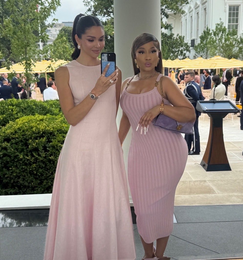 marnixample's tweet photo. Nicki found her new bestie. 🥺 https://t.co/LKaSxwTFdZ