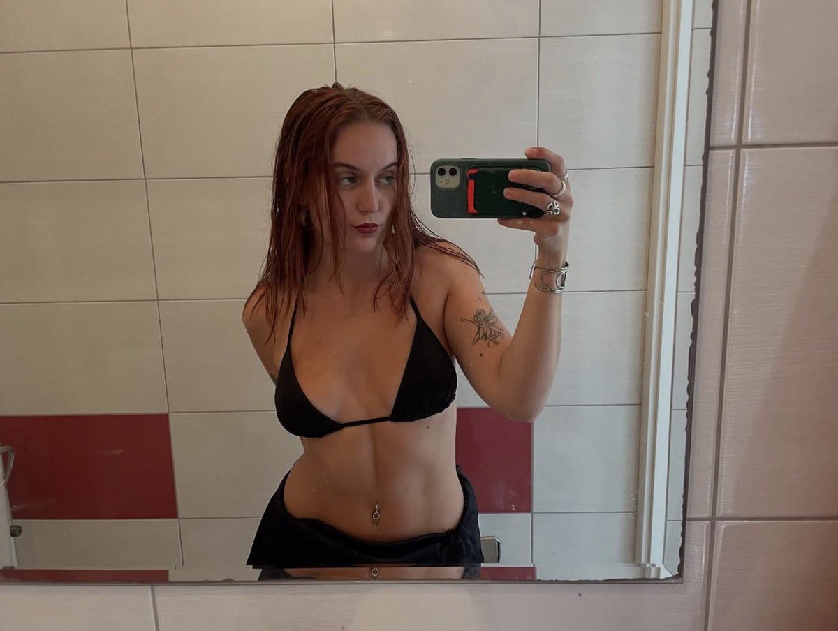 JohnDoet21v's tweet photo. Trashy slut Nia #wankchat #goon #slut #trashy https://t.co/wu3q75i2lU