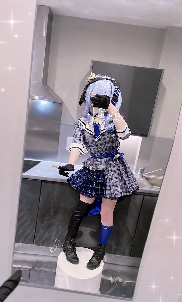 OH MY GOD SHE'S SO SHORT IT'S JUST THE CUTEST THING I'VE SEEN