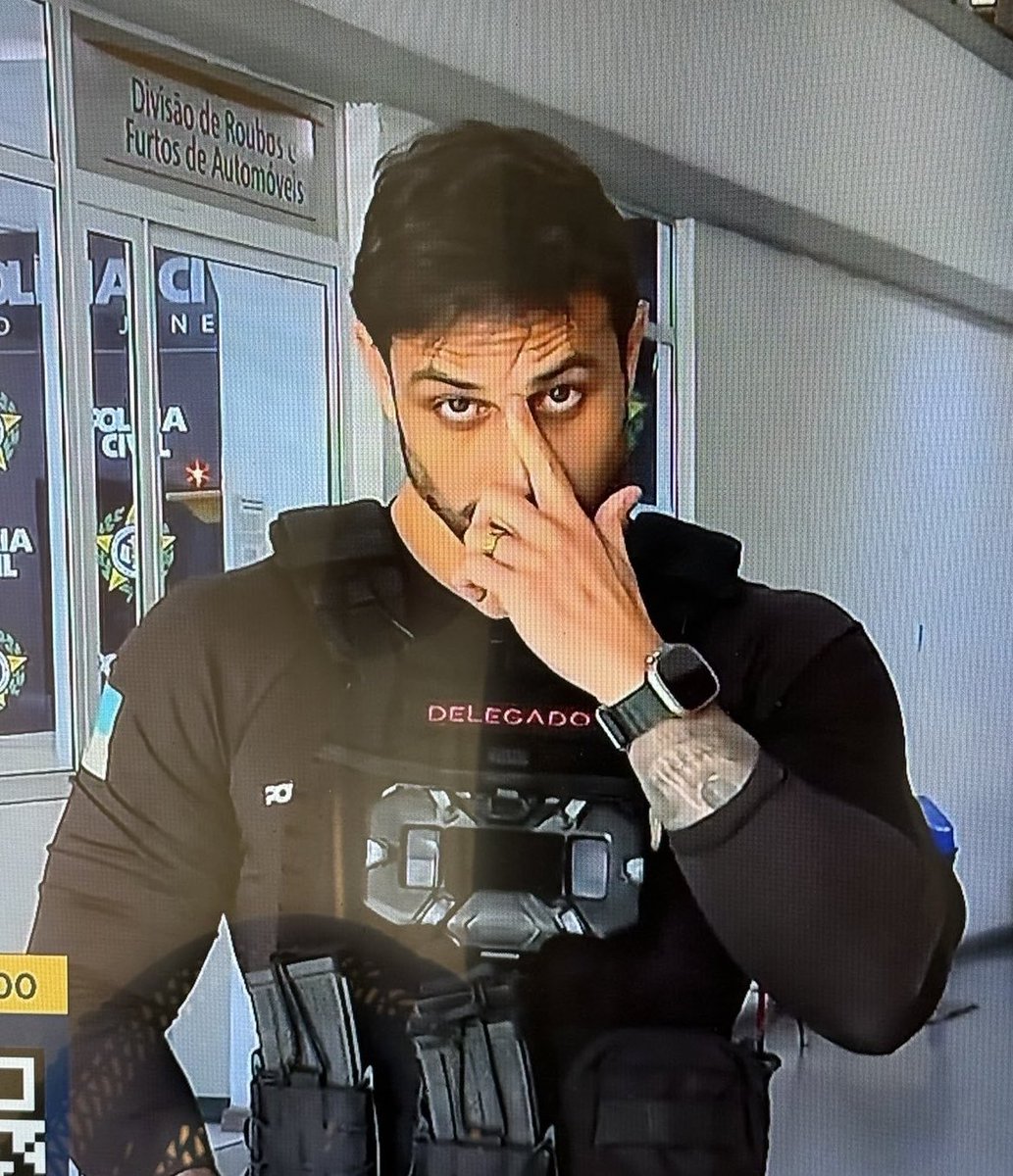 QGdoPOP's tweet photo. Delegado viraliza na web durante entrevista no “Bom Dia Rio” da Globo. https://t.co/R4UdcvO1EP