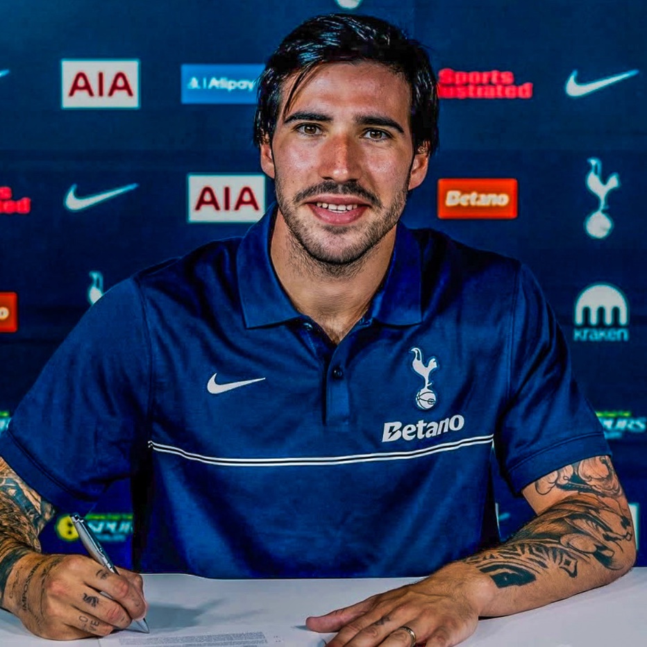 eurofootcom's tweet photo. 🇮🇹✨ Sandro Tonali: "At 6am I woke up as a Tottenham player, and when we came in the morning, the feeling was FANTASTIC. It was like when I was 16, 17 and I played my first game." 🥹 

“It was so similar. I was like a kid with the energy inside. I think this is all positive, especially because I'm 26 now, not 18 years old, I decide to sign for Tottenham. I don't need two teams, three teams, four teams - I know already my team for the next season and I can't wait to start the season and to play the first game."