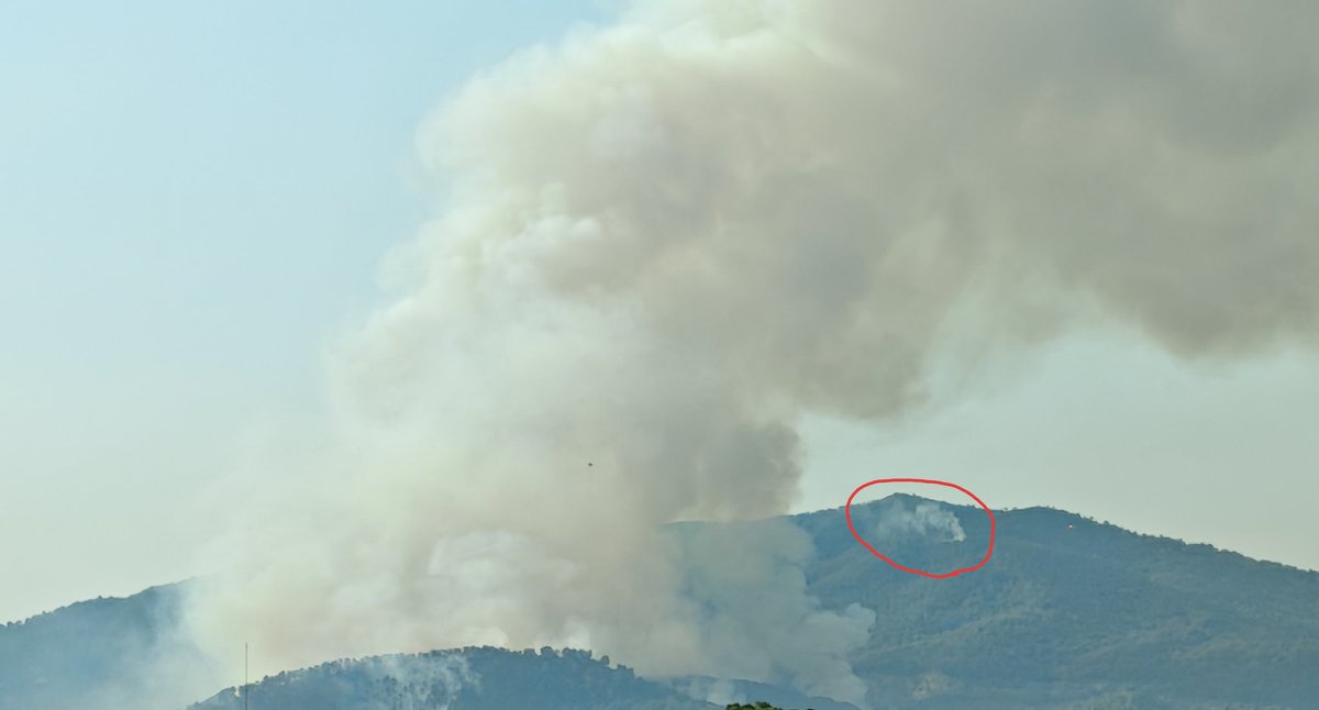 DarthPau's tweet photo. Al #IFSentmenat ha semblat que despres del primer foc a tocar del castell, s'encenien altres focus molt més lluny. Provocat?
Mireu només aquesta columna (que han apagat enseguida els mitjans aeris) a les 19:12 i on estava l'incendi principal.🤬 https://t.co/hdSCVmJnZJ