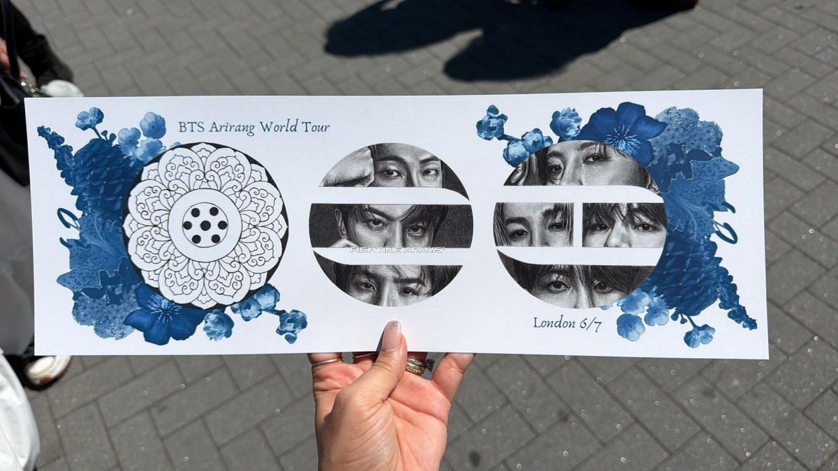 kookyun's tweet photo. BTS reacting to London army fan project

**Namjoon reading the banner**

Namjoon : thank you armys , you are so sweet . Lovely ^^ 

Hoseok : so lovely

Taehyung : we will always love you https://t.co/Mb5GFdHDjj