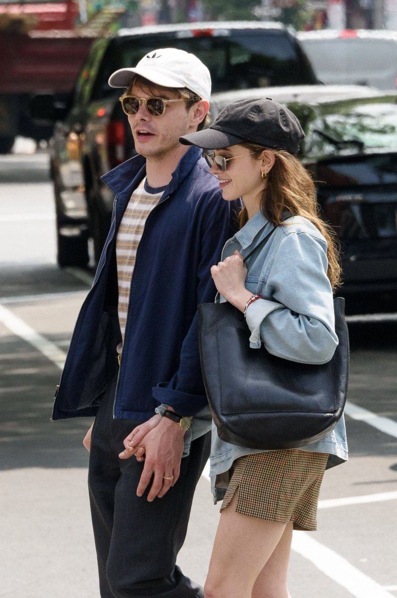 saintmalosunset's tweet photo. natalia holding onto charlie’s thumb 🫠 https://t.co/b6LEDYxKaD