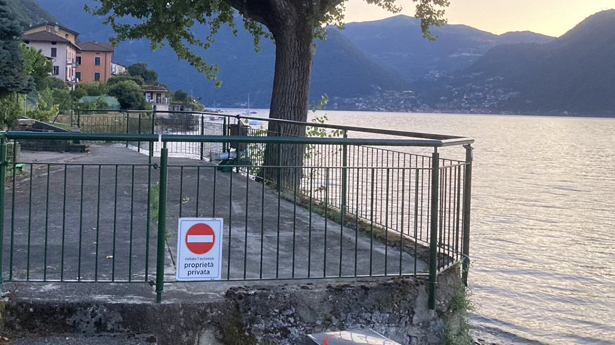 HawksLEsixthree's tweet photo. Ha Ha 😆 😆
Svenska socialister skulle självantända om de visste hur strandskyddet fungerar i Italien.
Exempel från Comosjön👇 https://t.co/e7VYbhgVSM