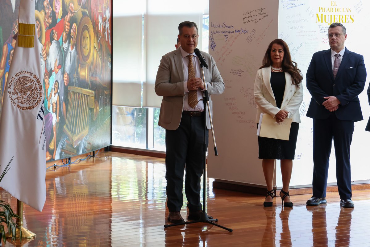 TFJAMexico's tweet photo. ¡Muchas gracias! al @TJA_CDMX por la donación de la placa conmemorativa de los #90AñosDelTFJA; a su presidente @AndresAguileraM, a las Magistradas y a los Magistrados del #TribunalHermano que nos distinguieron con su visita este día, nuestra admiración y respeto siempre.

Su reconocimiento nos alienta a mejorar todos los días la labor que realizamos para hacer posible la #JusticiaAdministrativa en #México.