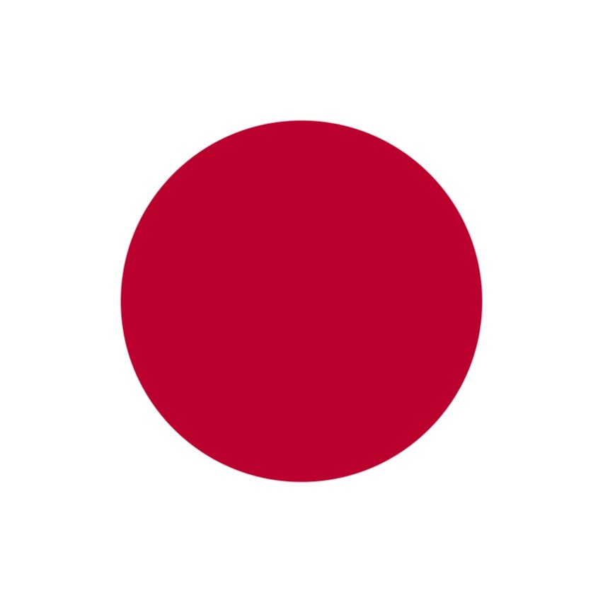 ThePenguinBTC's tweet photo. Çin bütün dünyayı Japonya'ya karşı uyardı. Bir hafta sonra füze fırlatan kendisi oldu.

Geçtiğimiz hafta Çin'den dünyaya bir uyarı yayınlandı.

"Japonya yeniden silahlanıyor, gözünüzü ondan ayırmayın."

Dün ise Çin donanmasına ait bir denizaltı, Pasifik'e nükleer başlık taşıyabilen kıtalararası bir füze fırlattı. 

Uyaran ile fırlatan aynı ülke.

Bu çelişki bir dil sürçmesi değil. Asya'da dönmeye başlayan bir çarkın sesi.

Aynı çark daha önce bir kez döndü. 1914'te, Avrupa'da. Sonunu herkes biliyor.

Çarkı en başından kurayım.

Önce dünkü füzenin ne anlattığına bakalım.

Çin füzeyi karadan değil, denizaltıdan fırlattı. Bu detay her şeyin özü.

Karadaki füze siloları uydudan izlenir, yeri bilinir, savaşta ilk vurulacak hedeftir. Denizaltı ise okyanusta kaybolur. Kimse yerini bilemez.

Denizaltıdan atılan nükleer füzenin dünyaya verdiği mesaj tektir. Beni ilk vuruşta yok etsen bile, cevabım okyanusun dibinden gelir.

Çin buna rutin tatbikat dedi. 

Japonya, Avustralya, Yeni Zelanda ve Tayvan saatler içinde tepki gösterdi. Çin'i savunan tek ülke Rusya oldu.

Peki Çin bu mesajı neden şimdi verdi?

Çünkü aylardır denediği her yol, istediğinin tersini üretti.

Geriye sarıp basamakları sayalım.

Birinci basamak sözdü. 

Japonya Başbakanı olası bir Tayvan savaşında askeri seçeneği dile getirdiğinde Çin diplomatik kanalları kullandı. Protesto etti, uyardı.

Japonya geri adım atmadı.

İkinci basamak ekonomiydi. 

Çin, modern sanayinin ve silah sistemlerinin vazgeçilmezi olan nadir element satışını kıstı. 

Japonya yine durmadı. 

Hindistan'la maden ve savunma anlaşmaları imzaladı, Grönland'a heyet yolladı, eski klimalardan metal çıkarmaya başladı.

Üçüncü basamak uyarının kendisiydi. 

"İşbirliğiniz üçüncü bir tarafı hedef almasın." 

Hedef artık sadece Japonya değil, kurmakta olduğu ittifaktı.

İttifak derinleşmeye devam etti.

Dördüncü basamak dün geldi. 

Çin nükleer başlık taşıyabilen kıtalararası bir füze fırlattı.

Dört basamağı alt alta koyunca bir şey netleşiyor.

Her yeni basamak, bir öncekinin işe yaramadığının kabulü. 

Söz yetseydi ekonomiye gerek kalmazdı. Ekonomi yetseydi füzeye gerek kalmazdı.

Baskı büyüdükçe sonuç değişti mi? Tam tersi.

Her hamle, Japonya'ya silahlanması için yeni bir gerekçe verdi. 

Son füze ise beş başkenti saatler içinde aynı cümlede birleştirdi. Çin, dağıtmak istediği cepheyi kendi baskısıyla pekiştiriyor.

Şimdi madalyonun öbür yüzüne bakalım. 

Çünkü bu hikayede Japonya da özgür iradesiyle hareket eden bir oyuncu değil.

Japonya'nın seksen yıllık silahsızlığı kendi tercihi değildi. 

İkinci Dünya Savaşı'ndan sonra Amerika onu silahsızlandırdı, anayasasını bizzat yazdırdı. O gömleği Japonya'ya Amerika giydirdi.

Bugün o gömleği çıkaran el de yine Amerika'nın eli. 

Japonya'nın aldığı füzelerin çoğu Amerikan malı. Amerika, Çin'le doğrudan çarpışmayı göze alamadığı için dengeyi Japonya üzerinden kuruyor.

Üstelik bu niyet artık gizli bile değil.

Amerikan savunma ve istihbarat devi Palantir, Nisan ayında 22 maddelik bir manifesto yayınladı. 

Maddelerden biri tam olarak bunu söylüyor: Almanya ile Japonya'ya savaş sonrası giydirilen gömlek artık çıkarılmalı.

Çin de bunu biliyor. "Japonya'ya dikkat edin" derken sözün asıl adresi Japonya değil.

İki büyük güç doğrudan çarpışmayı göze alamadığında, gerilim aralarında duran ülkenin üzerine biner. 

Kore'de böyle oldu, Vietnam'da böyle oldu.

Fark şu ki bu kez ortada duran ülke, dünyanın en büyük ekonomilerinden biri. 

Tarih ilk kez bu kadar güçlü bir ülkenin bile o pozisyondan çıkamadığını gösteriyor.

Şimdi baştaki çarka dönelim.

1914 öncesinde İngiltere denizlerin hakimiydi. Almanya yükseliyordu ve donanma kurmaya başladı. 

İngiltere bunu tehdit sayıp daha büyük gemiler yaptı. Almanya onu tehdit sayıp daha da büyüklerini yaptı.

Herkes savunma için silahlandı. Kimse savaş istemedi.

Ama korku silahlanmayı, silahlanma korkuyu büyütt��. Çark bir kez dönmeye başlayınca, onu masa başında durdurabilen çıkmadı. Küçük bir kıvılcım yetti.

Bugün Asya'da dönen çark aynı mantıkla işliyor. 

Çin, Japonya'nın silahlanmasından rahatsız ve baskı yapıyor. Her baskı Japonya'nın silahlanmasını hızlandırıyor. Hızlanan silahlanma Çin'in baskısını büyütüyor.

İki taraf da kendini haklı görüyor. İki taraf da aynı çarkı çeviriyor.

Silahlanma yarışlarının en tehlikeli özelliği şu: çark, niyet sormaz. Herkes savunma yaptığına inanırken yarış kendi kendine tırmanır.

Uyaran ile fırlatanın aynı ülke olması işte bu yüzden önemli. 

Çelişki gibi görünen şey, çarkın döndüğünün kanıtı.

Bu benim şahsi analizim.

Gelişmeleri takip ediyorum, sizi bilgilendireceğim.