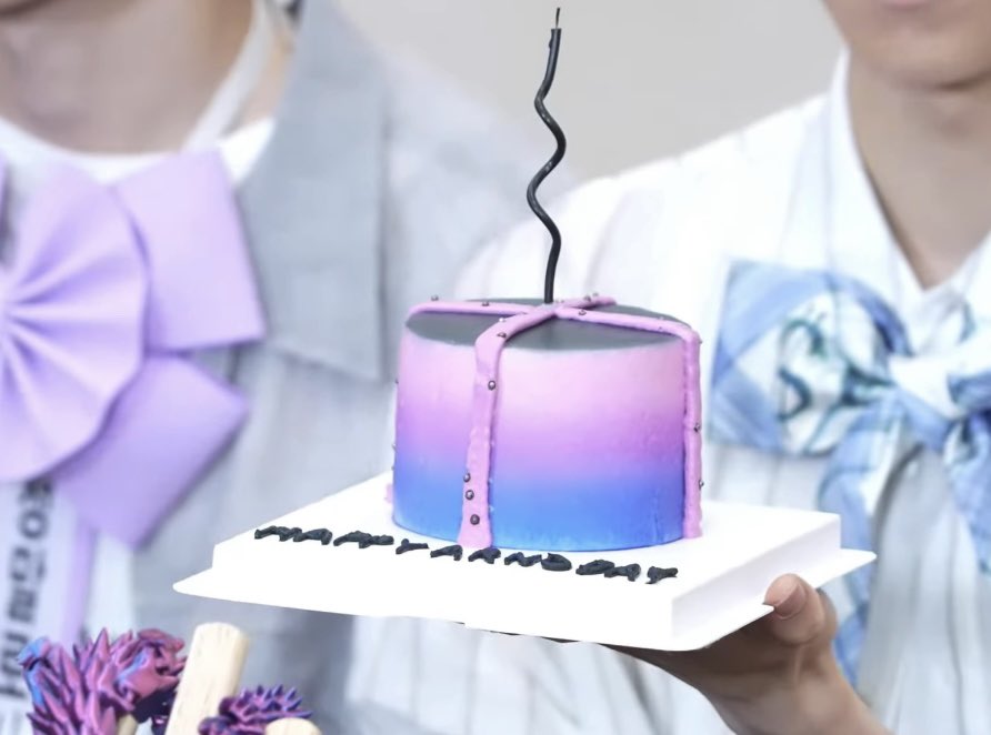 jiahaojoy's tweet photo. apparently the cake design was drew by arno💜

🌹 cake is really pretty
🦁 really bruno’s style
🌹 actually, i drew the initial design draft myself. it came out exactly
🦊 live is completely purple rn
🐱 runo’s fav purple 
🦁 comments are also purple hearts 
🦁 ribbons too purple https://t.co/H4RnouoIpN