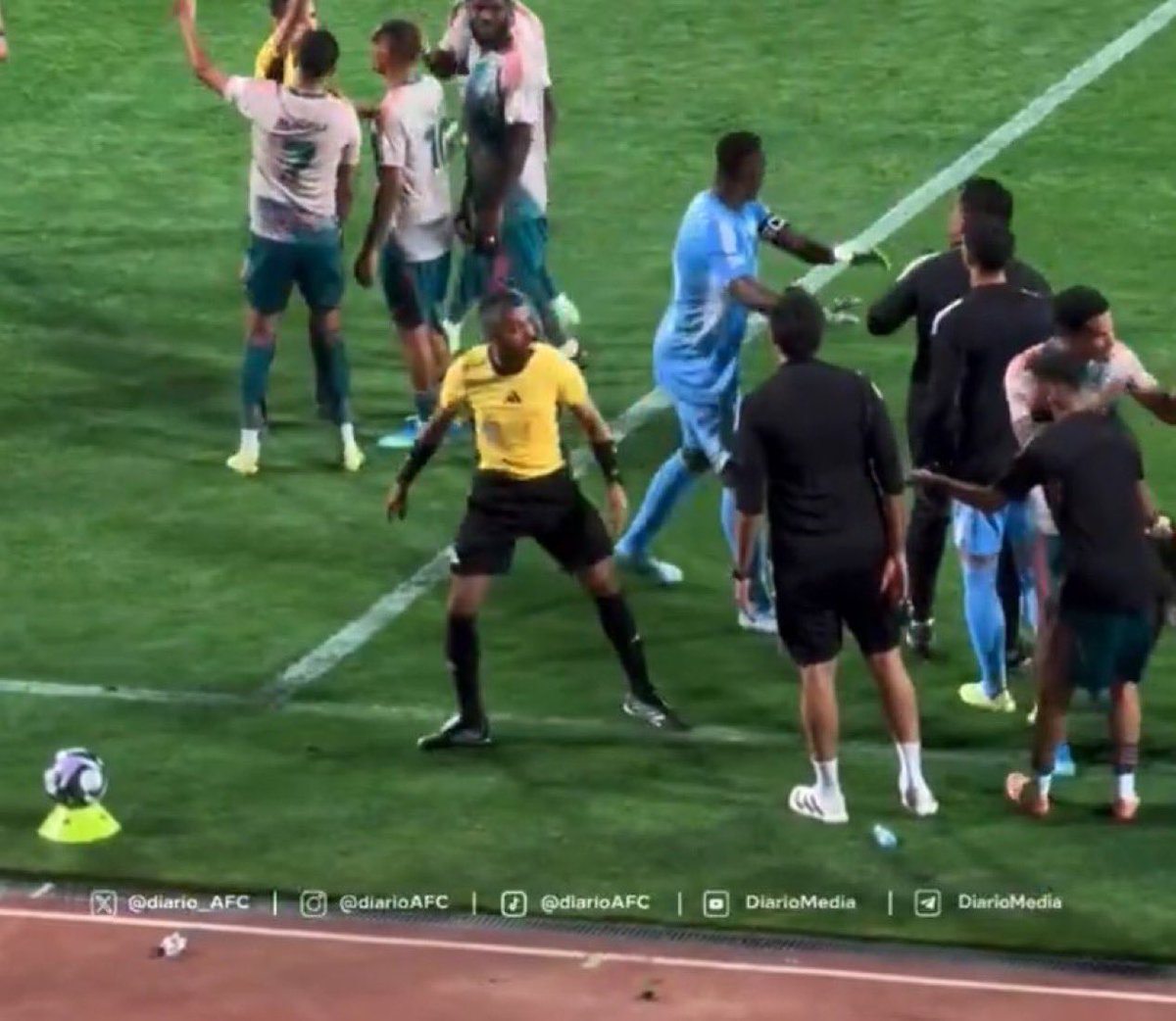 football_li5's tweet photo. 🚨🚨🚨🚨🚨🚨 #عاجل / الرياضية:

الحكم الرابع للقاء الأهلي والفيحاء عبدالرحمن السلطان يقرر الاعتزال رسميًا بعد اتهام الأهلي له!❌💣

😱😱😱😱😱😱😱😱😱😱😱😱😱😱😱 https://t.co/Gn2EUBl9IA