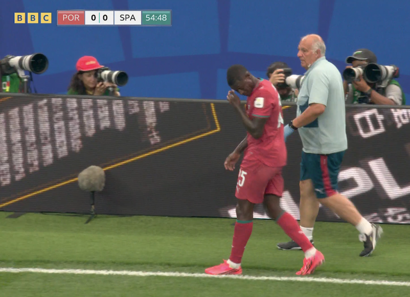 TouchlineX's tweet photo. 🚨 𝗕𝗥𝗘𝗔𝗞𝗜𝗡𝗚: NUNO MENDES IS TAKEN OFF!

THIS IS A HUGE BLOW FOR PORTUGAL! 🇵🇹❌ https://t.co/i4MvRTm1gc