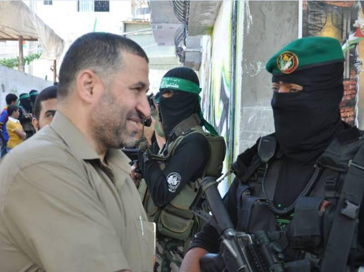 arr7aan's tweet photo. "لن نلقي السلاح، فاليد التي ستمتد إلى سلاحنا سنقطعها بإذن الله، إن اليد التي تحاول أن تنال من مجاهدينا أيضا سنقتلعها بإذن الله تعالى" 

 الشهيد القائد أحمد الجعبري https://t.co/hVQb2IL2Dz