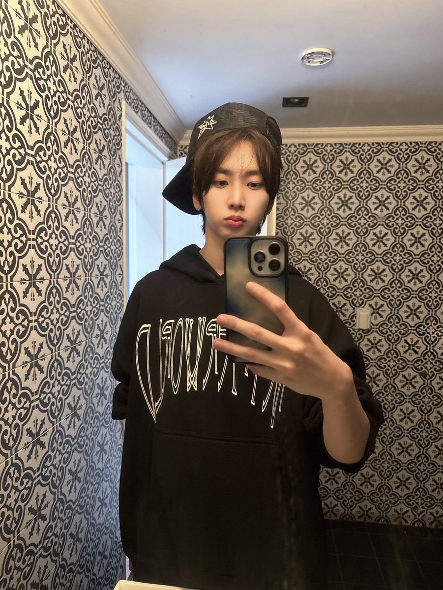 ch0ke82's tweet photo. 큼큼.. 에투메 여러분? 이사 가지 마셈
이사갈거면 벽지 거울 다 떼서 이고 지고 가셈 이건 님들과 나와의 약속임 .이것은 에투메 제7의멤버임 기억하셈 https://t.co/XudiaLXiss