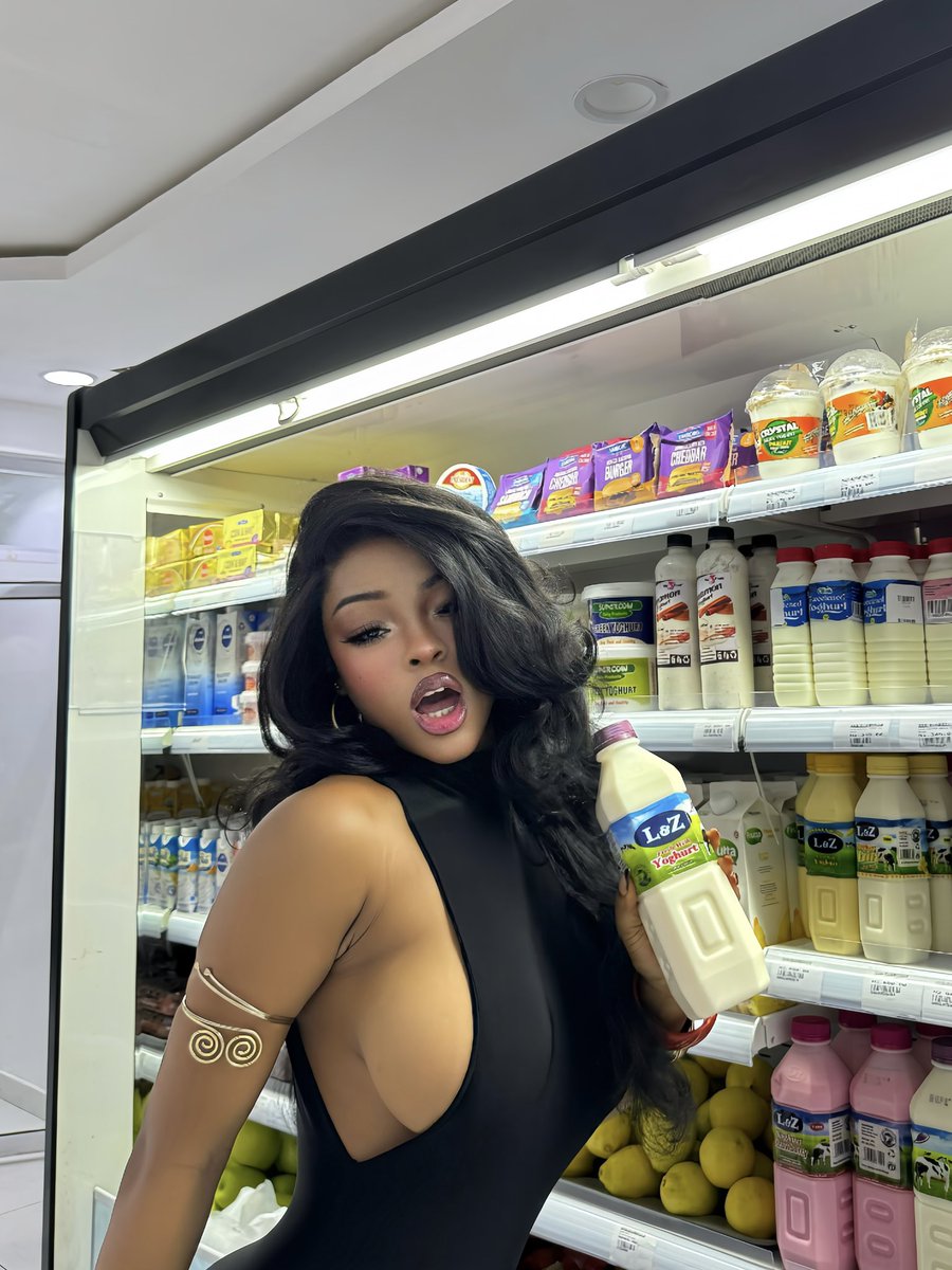 thebellachan's tweet photo. My milk shake bring all the boys to my yard 🥛 https://t.co/r403LYtivJ