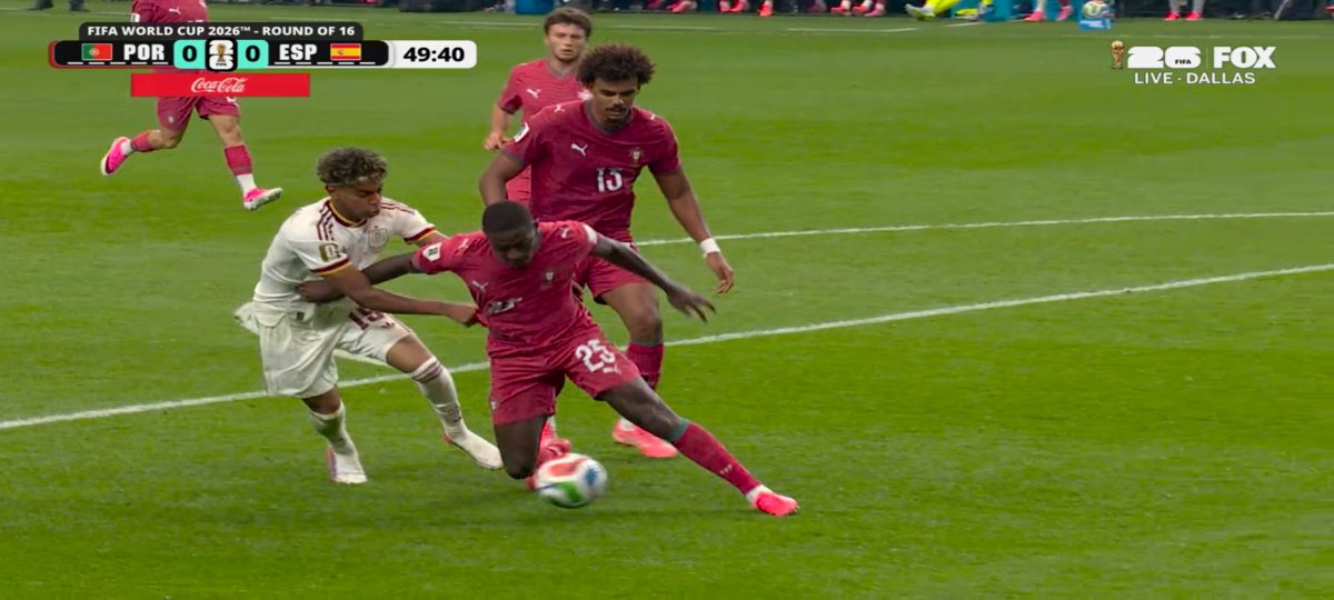 offsideAni's tweet photo. Kya hua Ymal beta....skills kha gyi apki?
Nuno mendes pocketing him as always!! https://t.co/fCv2YrhWQg