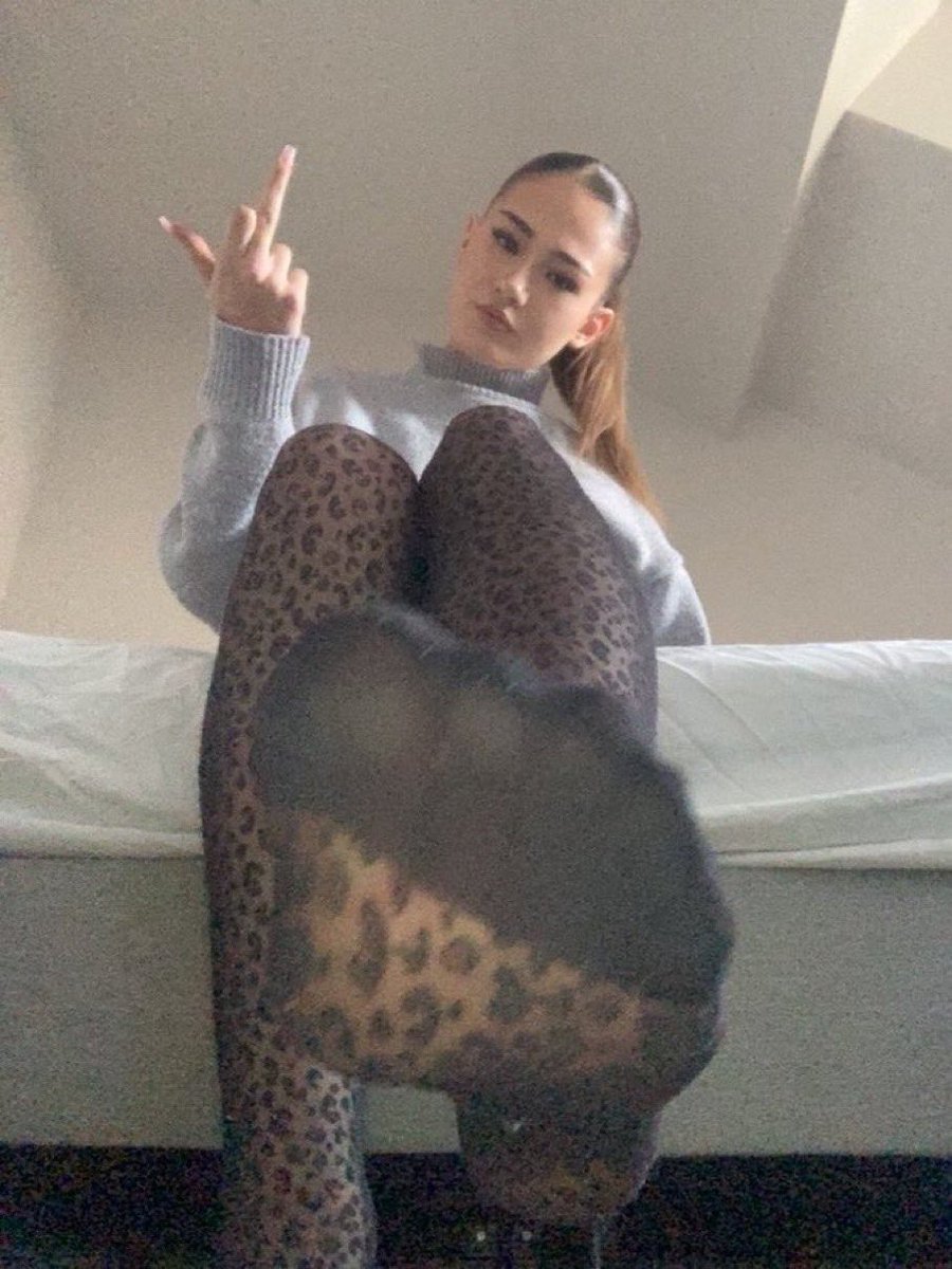 Deesse_Candy's tweet photo. Ta mère t’a mis au monde pour faire absolument tout ce que je te dis de faire.
Y compris prendre l’argent de ta mère pour me la donner 😂 https://t.co/c8Kz6RyLNA