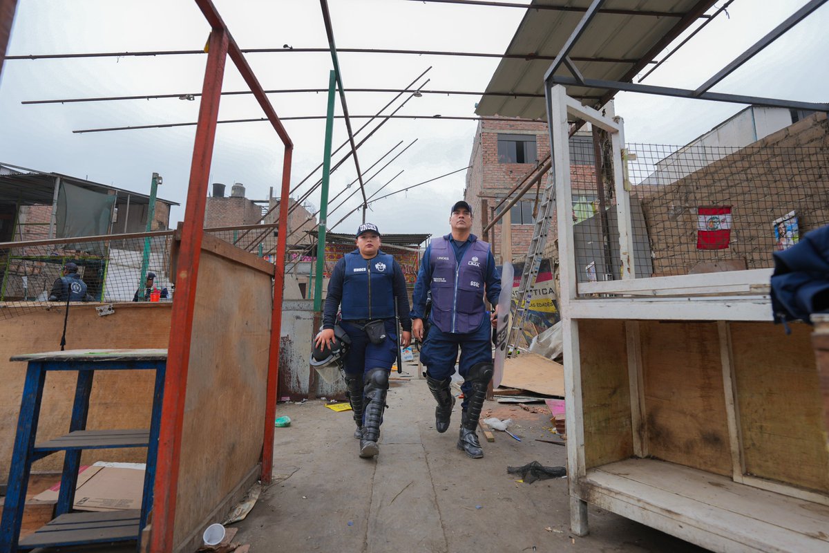 MuniLima's tweet photo. La Municipalidad Metropolitana de Lima ejecutó un operativo en la avenida Prolongación Javier Prado, donde liberó más de 13 500 metros cuadrados ocupados de manera irregular por negocios informales y residuos sólidos.

La intervención coordinada con la Municipalidad de Ate se desarrolló tras la notificación previa a los ocupantes, en cumplimiento de la normativa vigente y con respeto al debido proceso.

https://t.co/UbDPpzX5f0