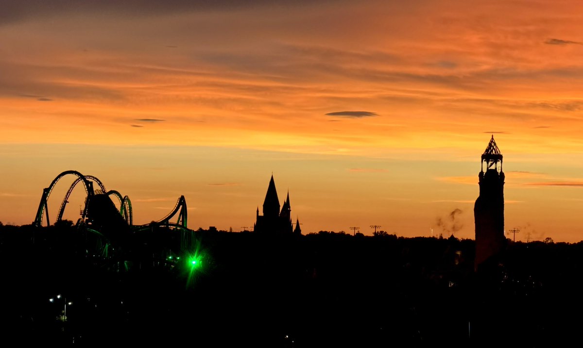 RetroTimeTodd's tweet photo. 3 icons loom in the sunset, this is Islands of Adventure! #usf #ioa #universalorlando https://t.co/SfywLgvbIt