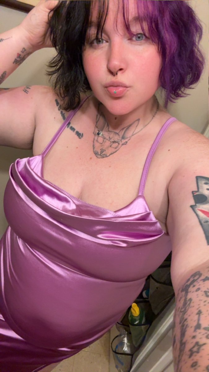 ElizabethCarad3's tweet photo. Lavender is a nice color on a dress 😏💜 https://t.co/ecNUD7HsmJ
