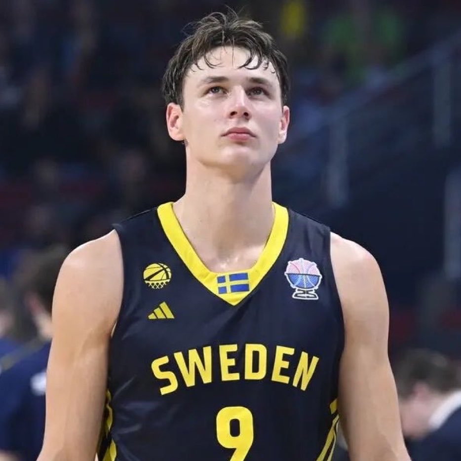 TheHoopCentral's tweet photo. PELLE LARSSON TODAY:

31 POINTS 
3 ASSISTS 
2 REBOUNDS 
10/21 FGM
32 MINUTES 

🔥🔥🔥 https://t.co/vGv93gDV4M