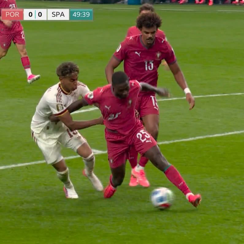 it_Rutie's tweet photo. Nuno Mendes is putting on an absolute defensive masterclass tonight. 👏🔥 https://t.co/tURQAcHQWq