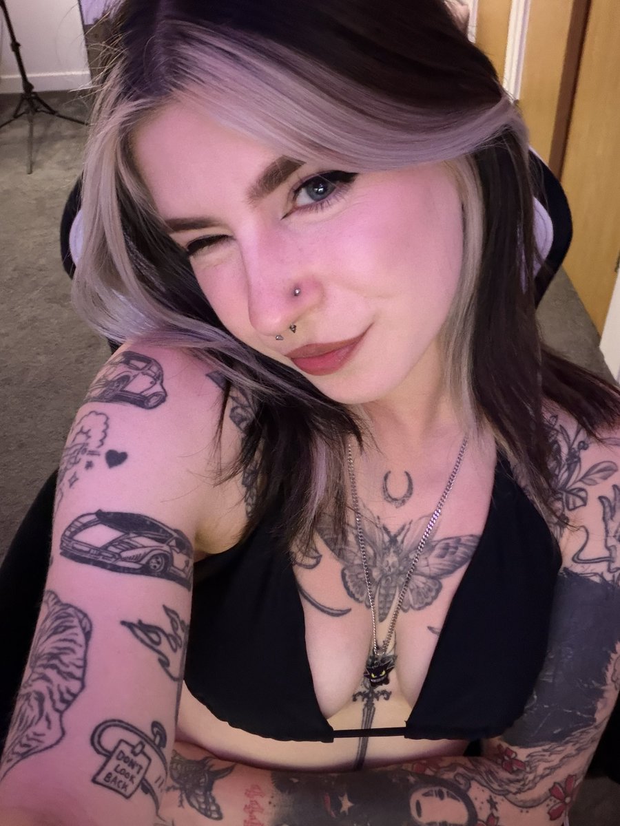 Ruewaifu's tweet photo. Need a gaming partner? https://t.co/6flaNejyTS
