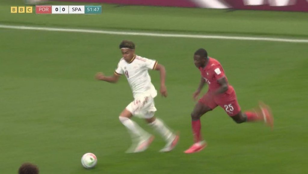 Msn_sis0's tweet photo. Nuno Mendes a fini blessé face a Lamine https://t.co/nw6GJut6SG