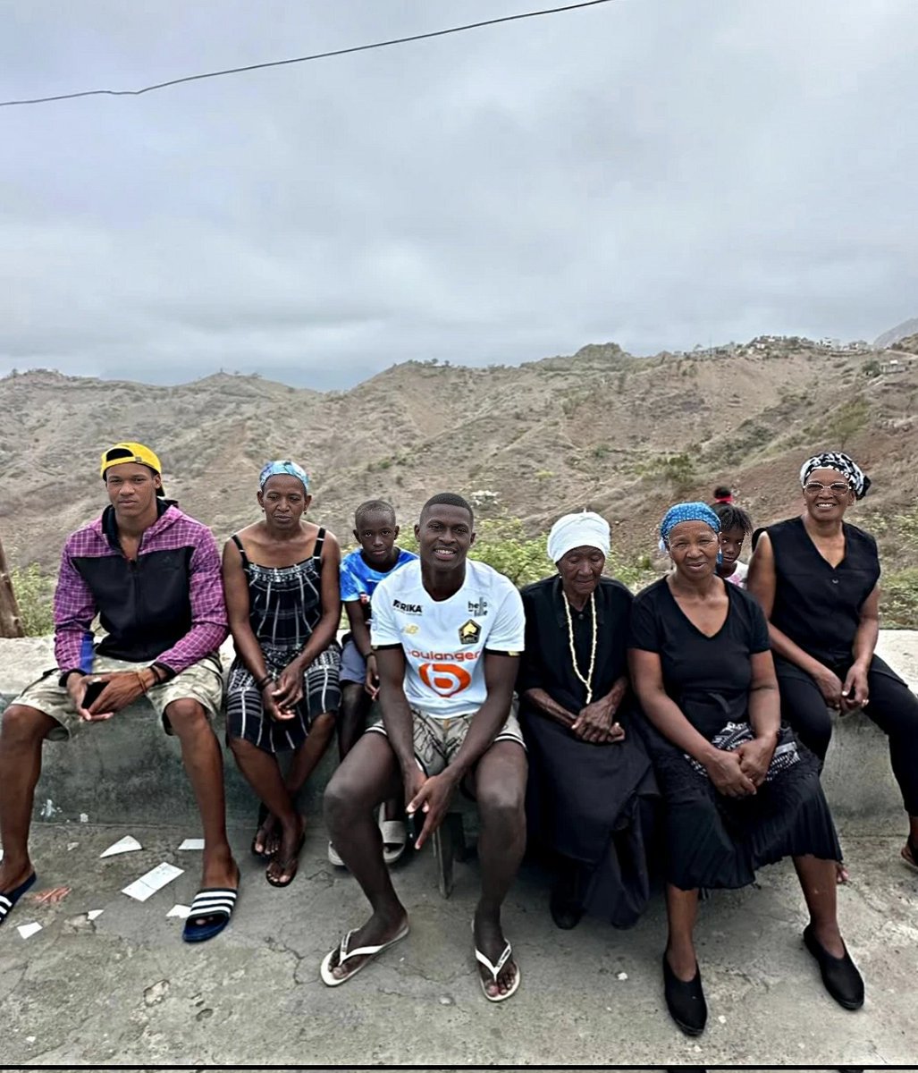 AfricaFirsts's tweet photo. This was when Nuno Mendes of Portugal reconnected with his roots in Cape Verde 🇨🇻♥️ https://t.co/yd8rcTkOsI