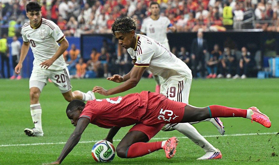 0FCB200's tweet photo. والله مسح فيه الارض وهرب 😂😂😂😂 https://t.co/aELJTcoMxM