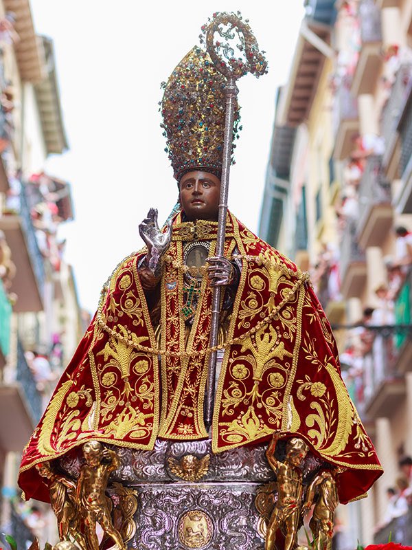 caminantes21's tweet photo. San Fermín tiene el cuerpo de Echenique, el manto de la Macarena, las manos del androide de Yo, robot, la cara de Iker Jiménez pasado de rayos UVA y el gorro con más imanes que la nevera de mi tía... https://t.co/VTbDnFXfAv