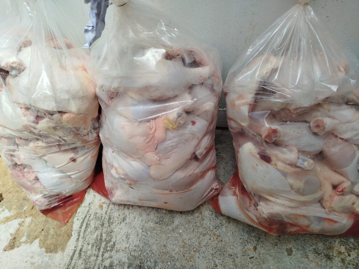 Ohmygabb's tweet photo. Holi, logramos comprar 30kg de pollito, 20kg crudo serán enviados al refugio de caraballeda (tienen cocina y lo harán ellos) y 10kg se cocinarán para rescatistas de la guaira 🙏🏼❤️‍🩹 quedaron 18mil bs que espero alcance para comprarles tortas a los peques 🤞🏼🫶🏼

Gracias, seguimos 🙏🏼 https://t.co/IB9Ivb1vX6