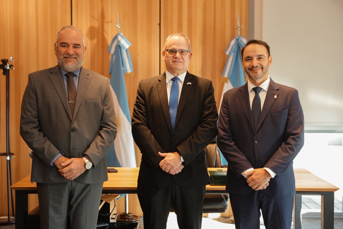 JPValdesok's tweet photo. ¡Bienvenido, Embajador @AmbEyalSela a Corrientes! 🇮🇱 La visita del máximo representante del pueblo de Israel en Argentina abre nuevos caminos al diálogo y vínculos bilaterales, que promueven el desarrollo y nuevas oportunidades para nuestra provincia 🤝 https://t.co/3Q5wxg8pdc