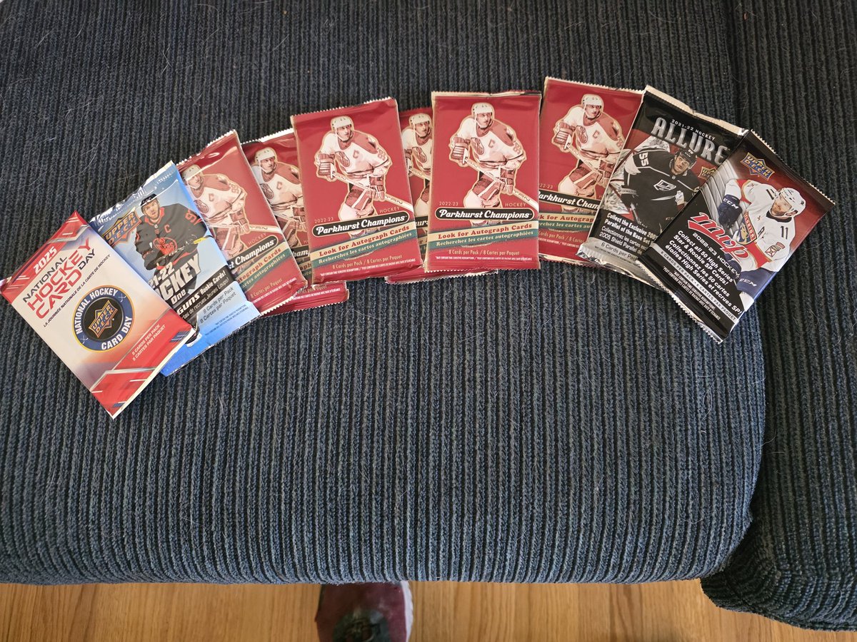 Mrbenjin's tweet photo. Redeemed some points at Shoppers and got these for 8 bucks lol. Lets see what I get @CardPurchaser https://t.co/Y4GG0IRAJ0